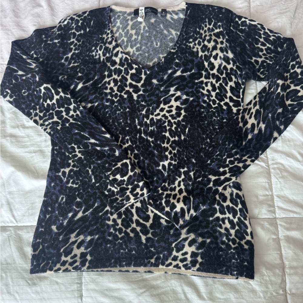 Saks Fifth Avenue Cashmere Leopard Print V-Neck Sweater size Small